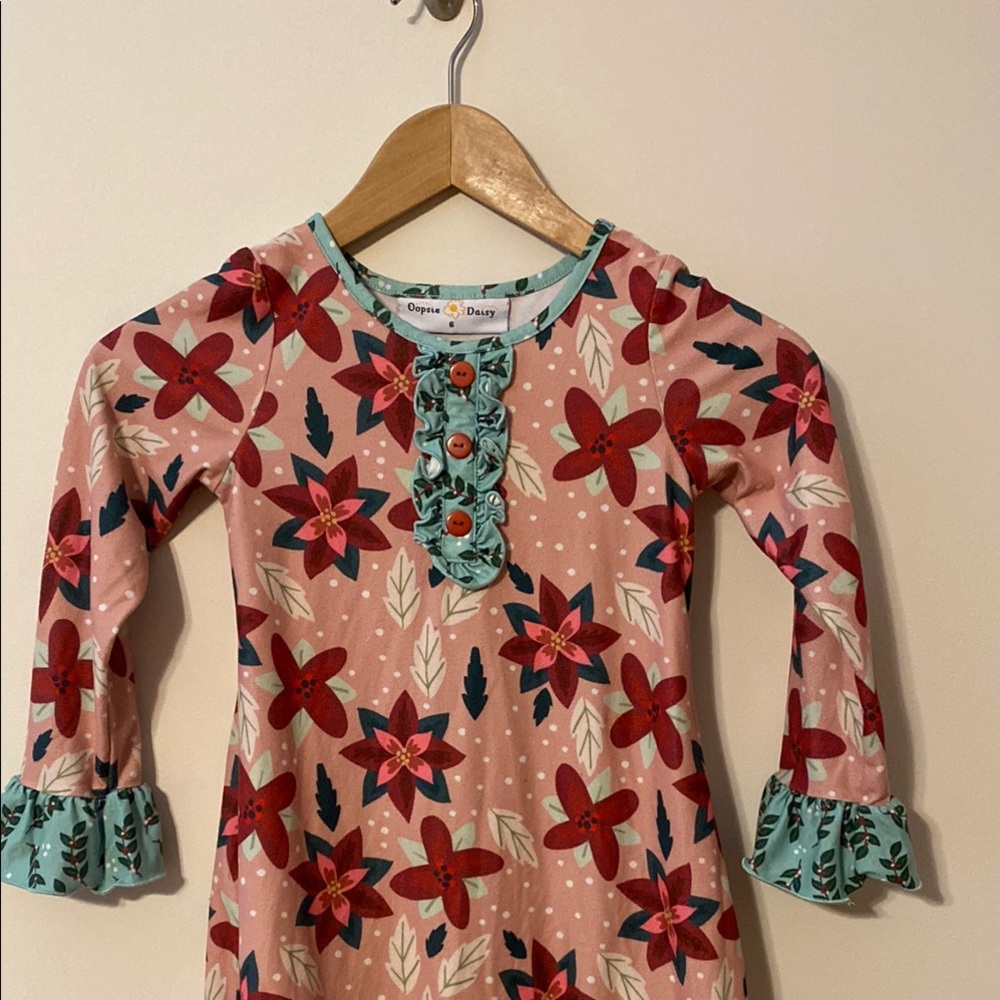 Floral poinsettia Long Sleeve Dress with Ruffle holly Cuffs GUC size 6 girls